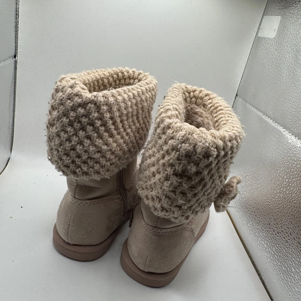 Toddler Size 8 Girls Light Pink/Cream Knit Winter Boots